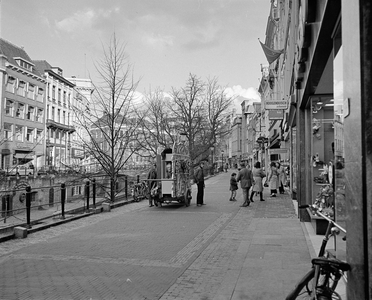 855144 Gezicht over het onlangs ingerichte voetgangersgebied aan de westzijde van de Oudegracht te Utrecht, ter hoogte ...